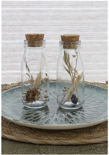 Vaasje Milk bottle Natural Chique met kurk INCL droogbloemen 14*6 cm / stuk wordt uit assorti geleverd
