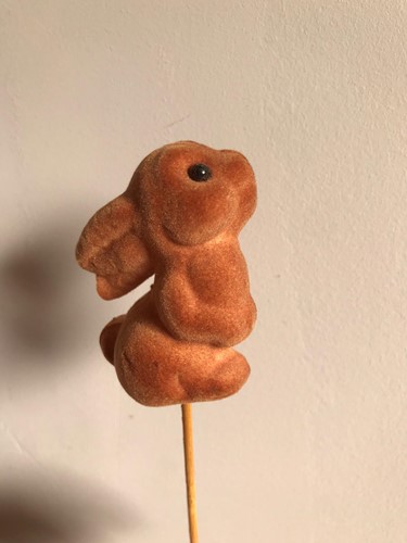 Bijsteker Konijn pluche 7.5cm +12cm stok BRUIN PER STUK voor bloemschikken en boeket