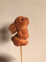 Bijsteker Konijn pluche 7.5cm +12cm stok BRUIN PER STUK voor bloemschikken en boeket