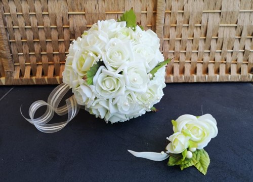 Bruidsboeket Maatwerk Manuela Roomwit en cremegroen kunstbloemen blaadjes en parels
