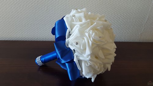 Bruidsmeisjesboeket foamrozen Wit + KOBALTBLAUW met Strass Volledig afgewerkt