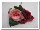 Corsage pick Lichtrose roos Hortensia Skimmia 
