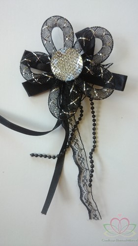 Corsage Zwarte corsage met speld 