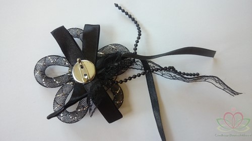 Corsage Zwarte corsage met speld 