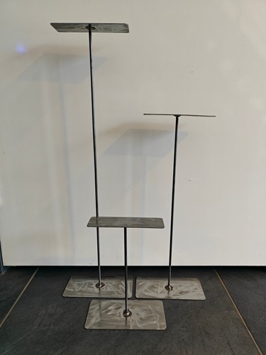 Frame Bloemstukhouder Hoge Standaard met plaat 20*10*25cm hoog. Laagste variant zo van de smid leuk om een hoog bloemstuk te maken