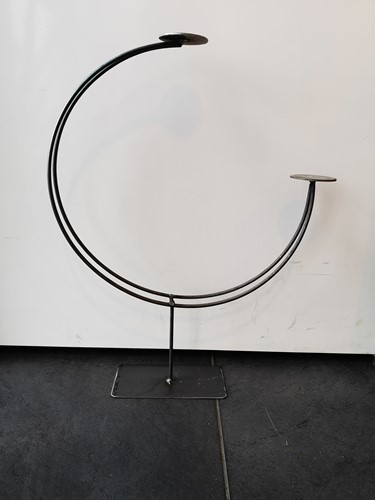 Frame zwaar ijzer Kandelaar dubbel Sikkelmodel 56cm*40cm plaatje 7 cm onbehandeld zo van de smid