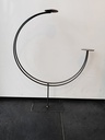 Frame zwaar ijzer Kandelaar dubbel Sikkelmodel 56cm*40cm plaatje 7 cm onbehandeld zo van de smid