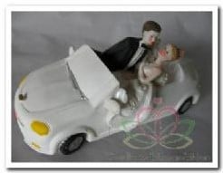 Bruiloftsauto trouwauto met bruidspaar 16 cm