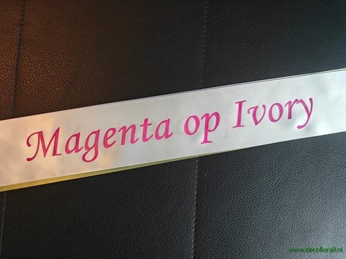 Bedrukt lint Ivory met Magenta opdruk 70 mm 80 cm 