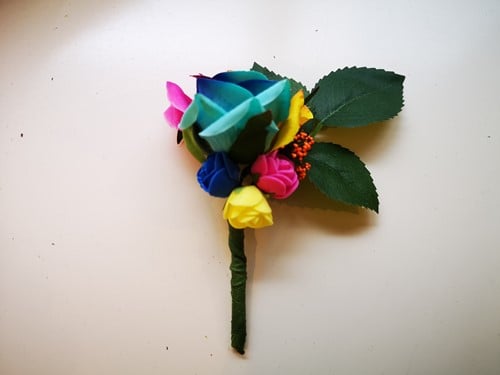 Regenboogcorsage Luxe Corsage Zijden Rainbow met blad en minifoam en fieldberrie
