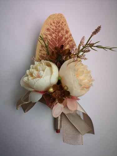 Luxe Corsage Vintage Coffee Boutonnière met speld past bij 024757