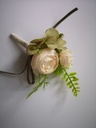 Luxe Corsage Champagne Ranonkels Groen met besjes no3 Boutonnière op pinclip met speld