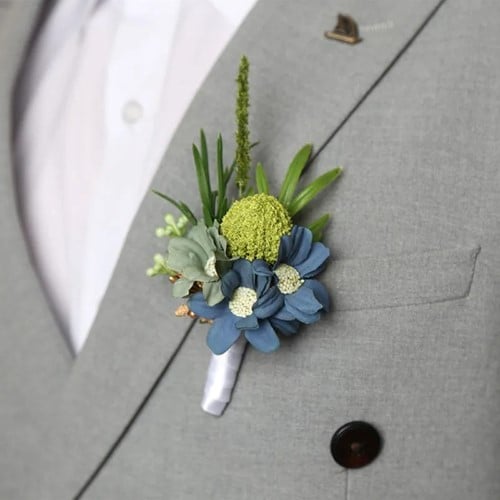 Luxe Corsage Craspedia Groen met blauwe bloem op pinclip met speld