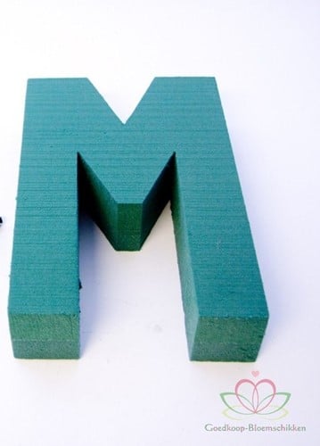 Letter M 30 x 20 cm steekschuimvorm oase voor verse bloemen