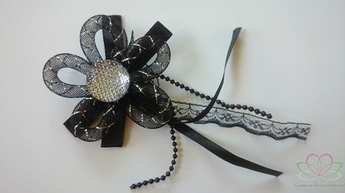 Corsage Zwarte corsage met speld 