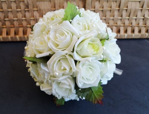 Bruidsboeket Maatwerk Manuela RoomWit en cremeGroen kunstbloemen blaadjes en parels