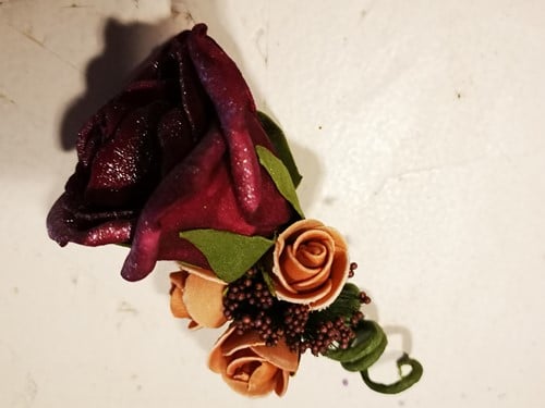 Corsage Roos Burgundy cava burgundy CEM40 Maatwerk