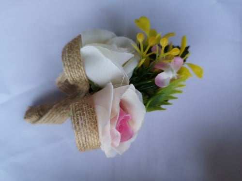 Luxe Corsage CremeRoze met jute op pinclip Corsage Klaar