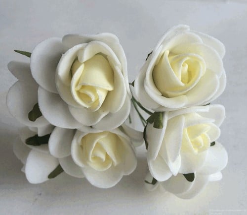 Foamroos Midi Creme 3 cm doos 84 stuks iets roest aan steeltje