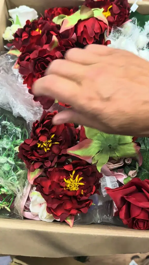 Restantenbox Bomvol Zijden, foam en mulberry [pols]corsages, bloemschik en bruidsmaterialen