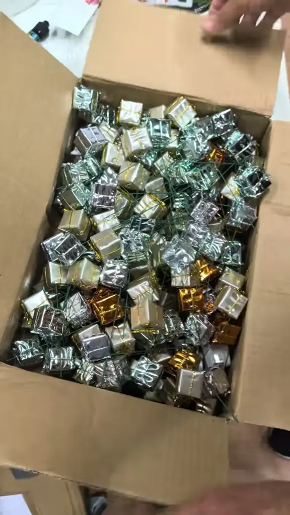 Restantenbox Bomvol Superleuke Kerstsbijstekers cadeautjes en huisjes Bekijk video voor inhoud