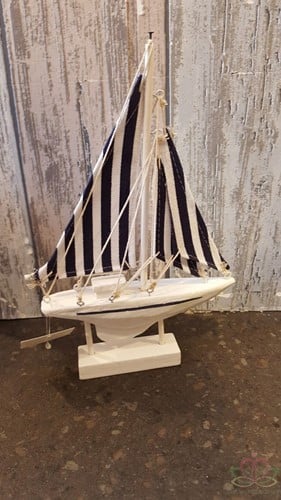 [A-013907] Maritiem Zeilboot blauw/wit 23x14cm 