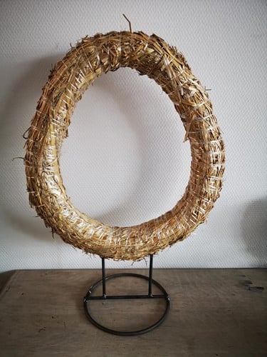 [A-023929] Eikrans Stro ca. 43-45cm hoog. Zonder standaard!