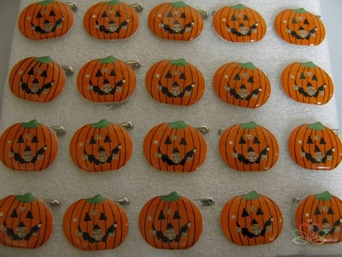 [A-010341] Pompoen Broche LED Lichtje met corsagespeldje Per stuk