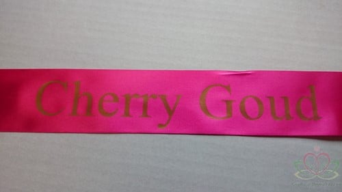 [A-011125] Bedrukt lint Cherry Fuchsia met Mat Gouden opdruk 45 mm 50 cm