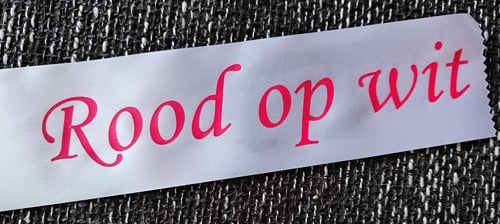 [A-013640] Bedrukt lint Wit met Rode opdruk 70 mm 80 cm