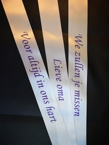 [A-017376] Bedrukt lint Ivory met Lila opdruk 45 mm 50 cm