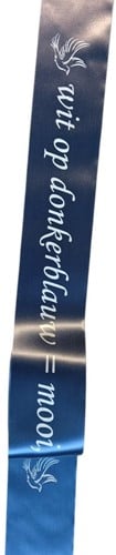 [A-017385] Bedrukt lint Donkerblauw met Witte opdruk 70 mm 80 cm
