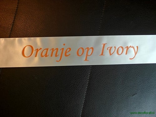 [A-025981] Bedrukt lint Ivory met Magenta opdruk 70 mm 80 cm