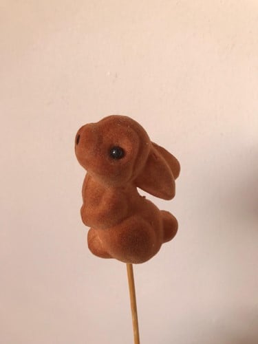 [A-010905] Bijsteker Konijn pluche Bruin 7.5 cm +12 cm stok zak 24 stuks