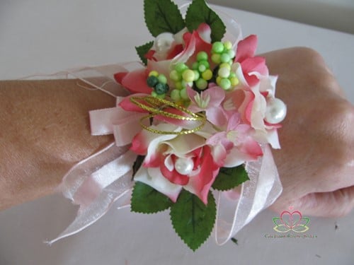 [A-008836] Polscorsage Rood Creme Gevulde Polscorsage met Lint klaar