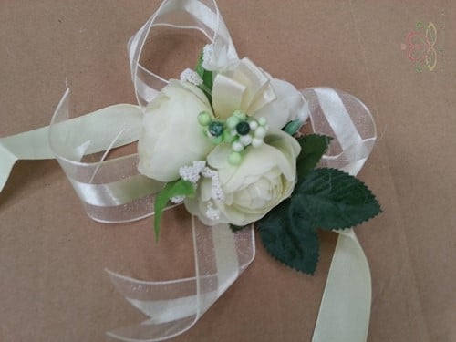 [A-010073] Polscorsage Creamy Rozen met parel en besjes met Creme Lint klaar