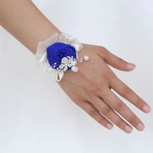 [A-023012] Luxe Polscorsage Koningsblauw Satijnroos met broche en parels kant en klaar