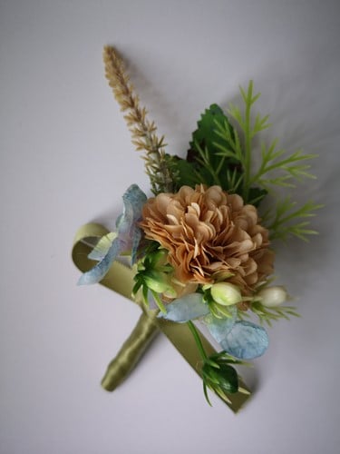 [A-024767] Luxe Corsage Coffee Groen met besjes no23 Boutonnière op pinclip met speld