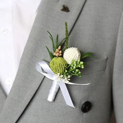 [A-025664] Luxe Corsage Craspedia bolletjes Groen Wit op pinclip met speld