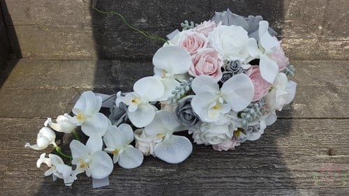 [A-014627] Maatwerk ZijdeBoeket druppel op bridy Orchidee en pastel Maatwerk