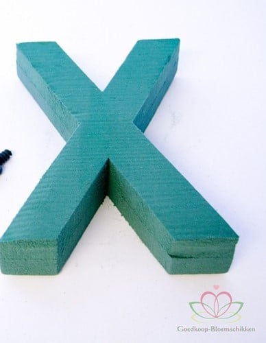 [A-010289] Letter X 30 x 20 cm steekschuimvorm oase voor verse bloemen