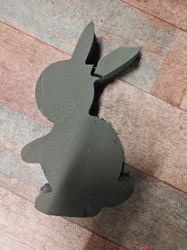 [A-025010] OASIS® Mini Rabbit Konijn Haasje steekschuimvorm OPZIJ met kleine manco aan oor oase voor verse bloemen