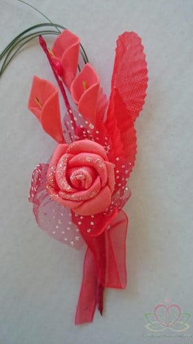 [A-011102] Corsage van foam Roosje en Calla's + blaadjes MatRood Maatwerk