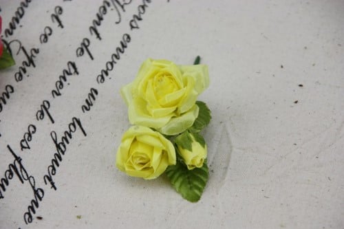 [A-012209] Corsage Ali Geel Rozen+blad Zijden Corsage Roos MOOI!