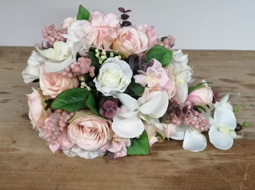 [A-016009] Bruidsboeket druppel Maatwerk Calla Zalm Anne 
