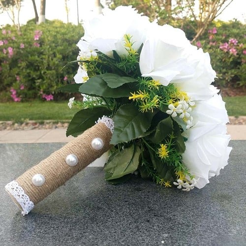 [A-023019] Bruidsboeket Zijden Grote Rozen Wit met wat Groen en handvat van Jute Bruidsboeket Rozen KANT EN klaar
