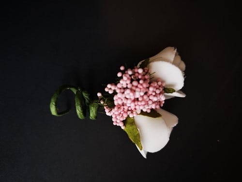 [A-023506] Corsage Simply Witte roosjes met Roze fieldberrie Kindercorsage Maatwerk