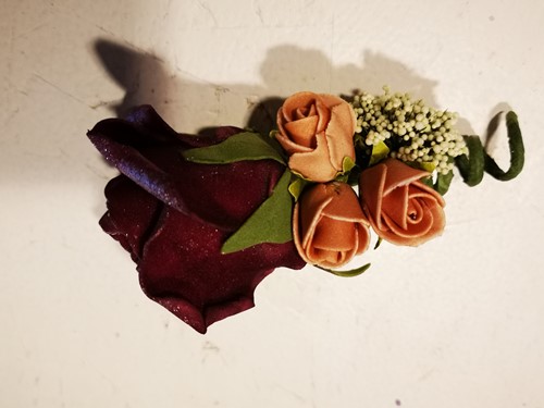 [A-023641] Corsage Roos Burgundy cava creme CEM41 Maatwerk