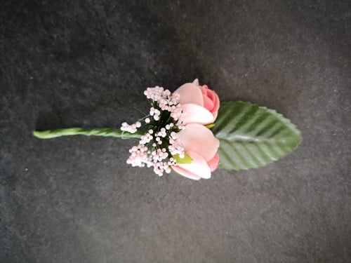 [A-024282] Corsage Simply Pink roze en blaadje Maatwerk