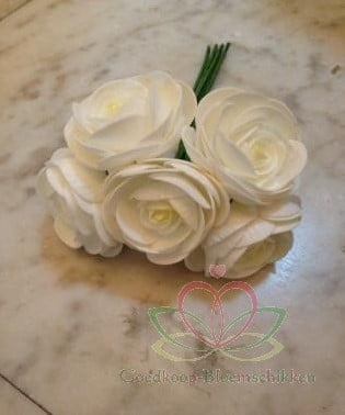 [A-009377] Ranonkels foam Roomwit 6 cm doos 30 stuks